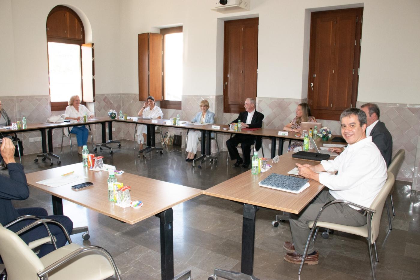 Mons. Catalá en la reunión del Patronato de la Fundación Victoria