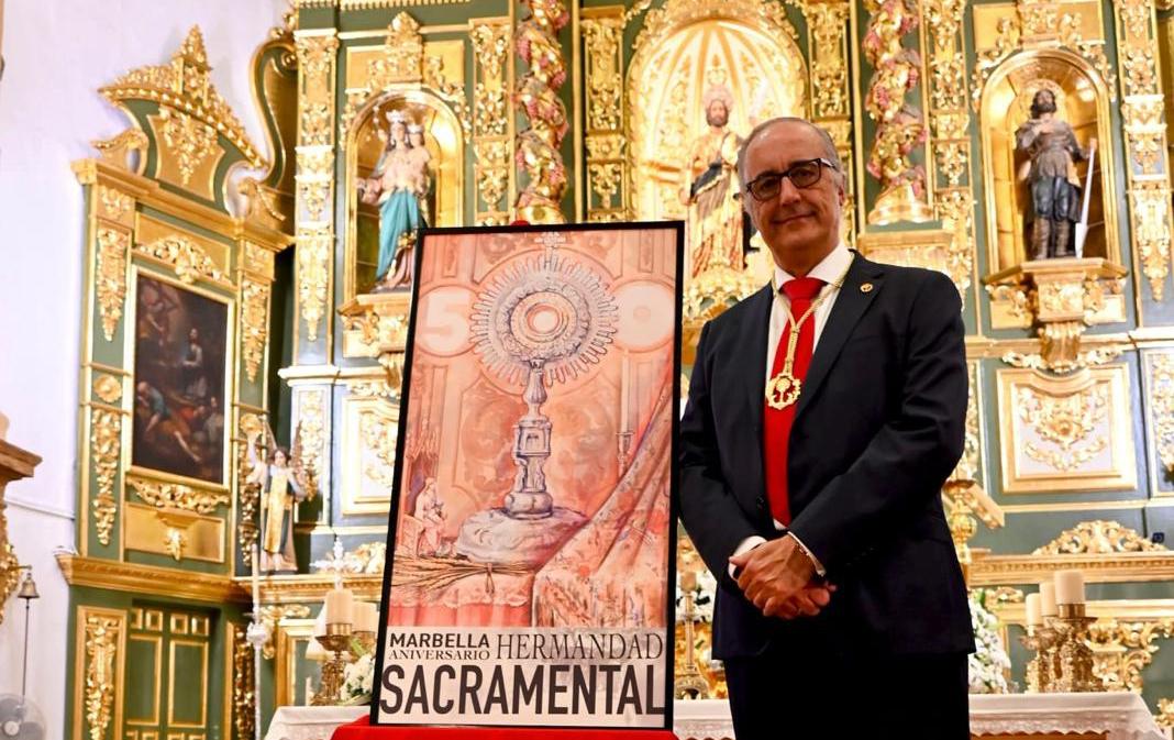 Javier Montero, hermano mayor de la Hermandad Sacramental de Marbella, en la presentación del cartel conmemorativo del V Centenario