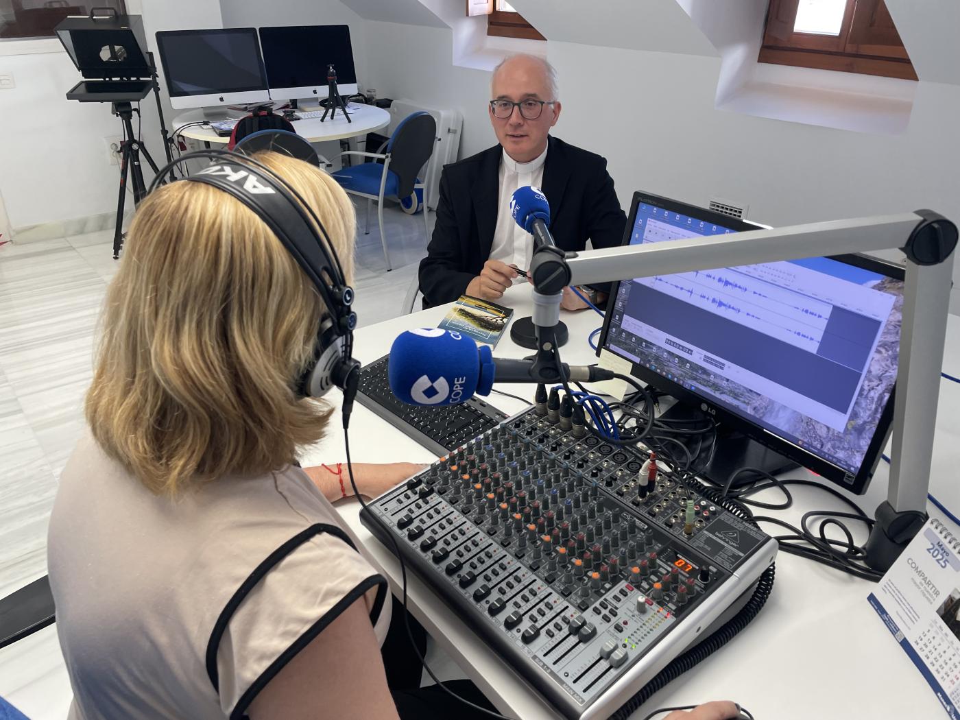 El sacerdote malagueño Alfonso Berlanga dedica su primera novela a los jóvenes