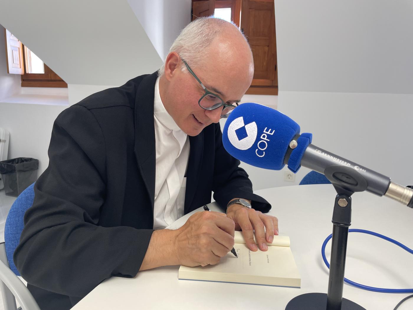 El sacerdote malagueño Alfonso Berlanga dedica su primera novela a los jóvenes