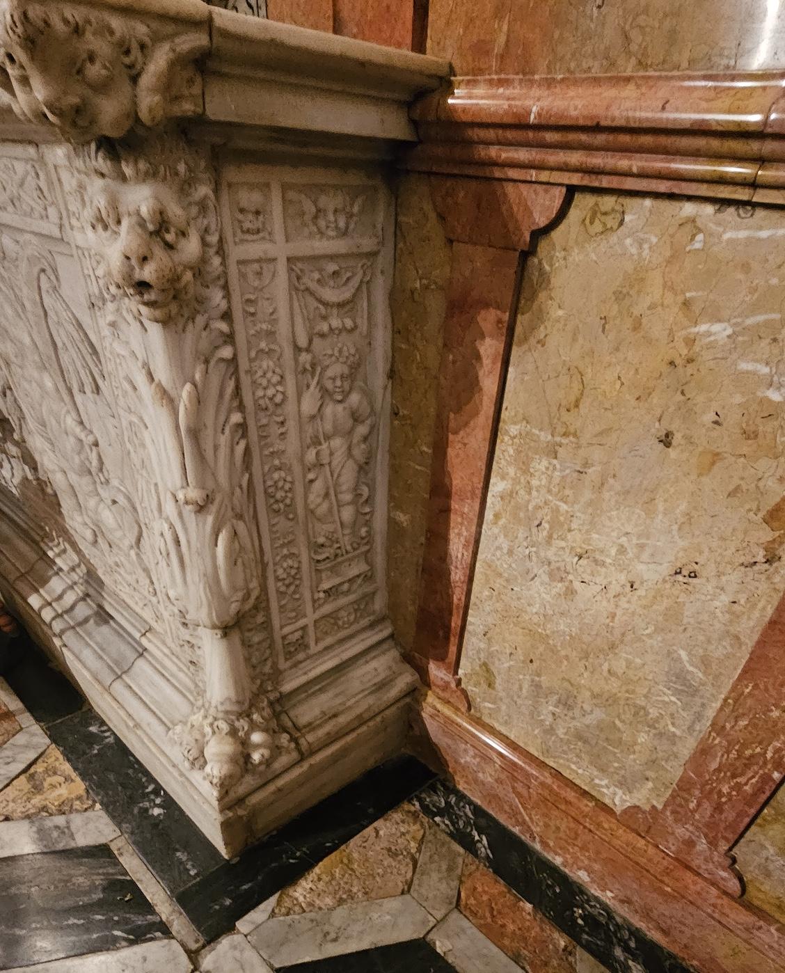 Detalle del mausoleo del obispo fray Bernardo Manrique