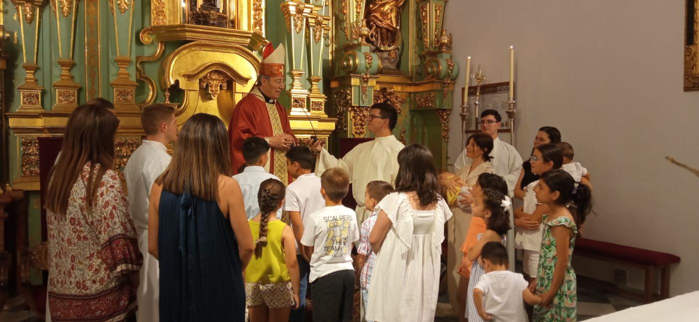Adultos y niños de Álora reciben la confirmación en Pentecostés