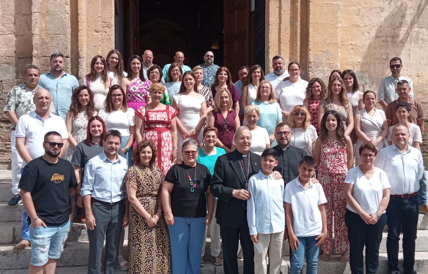 Adultos y niños de Álora reciben la confirmación en Pentecostés