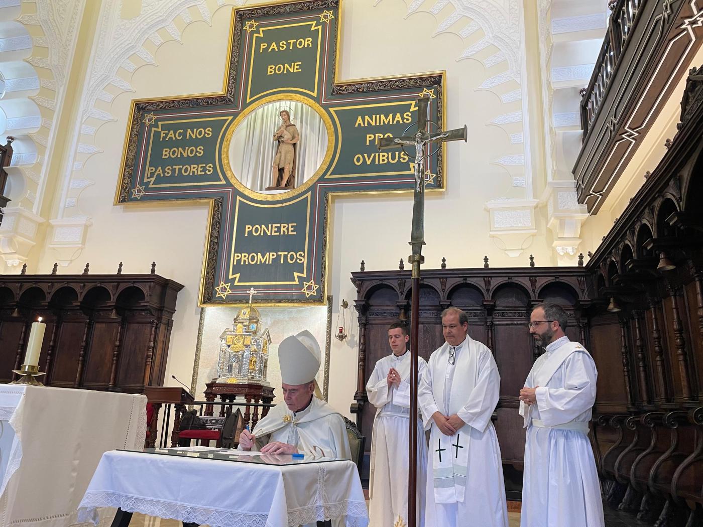 Los seminaristas Antonio del Río y José Ignacio Postigo profesaron la fe y firmaron las promesas en el encuentro para el clero