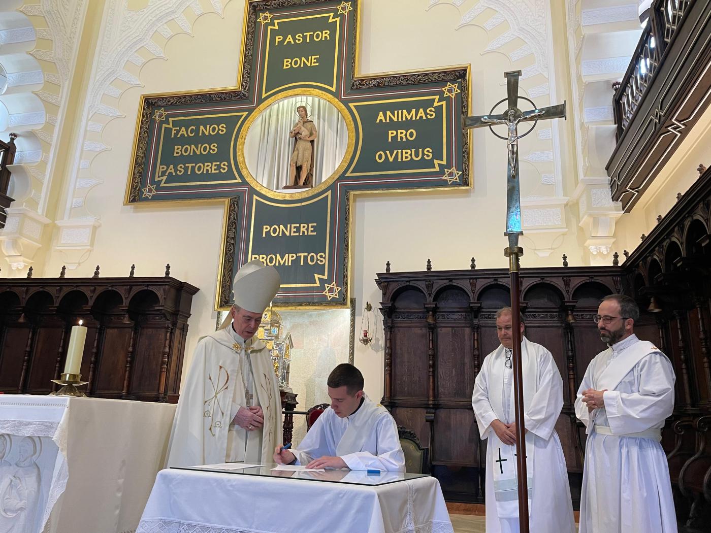 Los seminaristas Antonio del Río y José Ignacio Postigo profesaron la fe y firmaron las promesas en el encuentro para el clero
