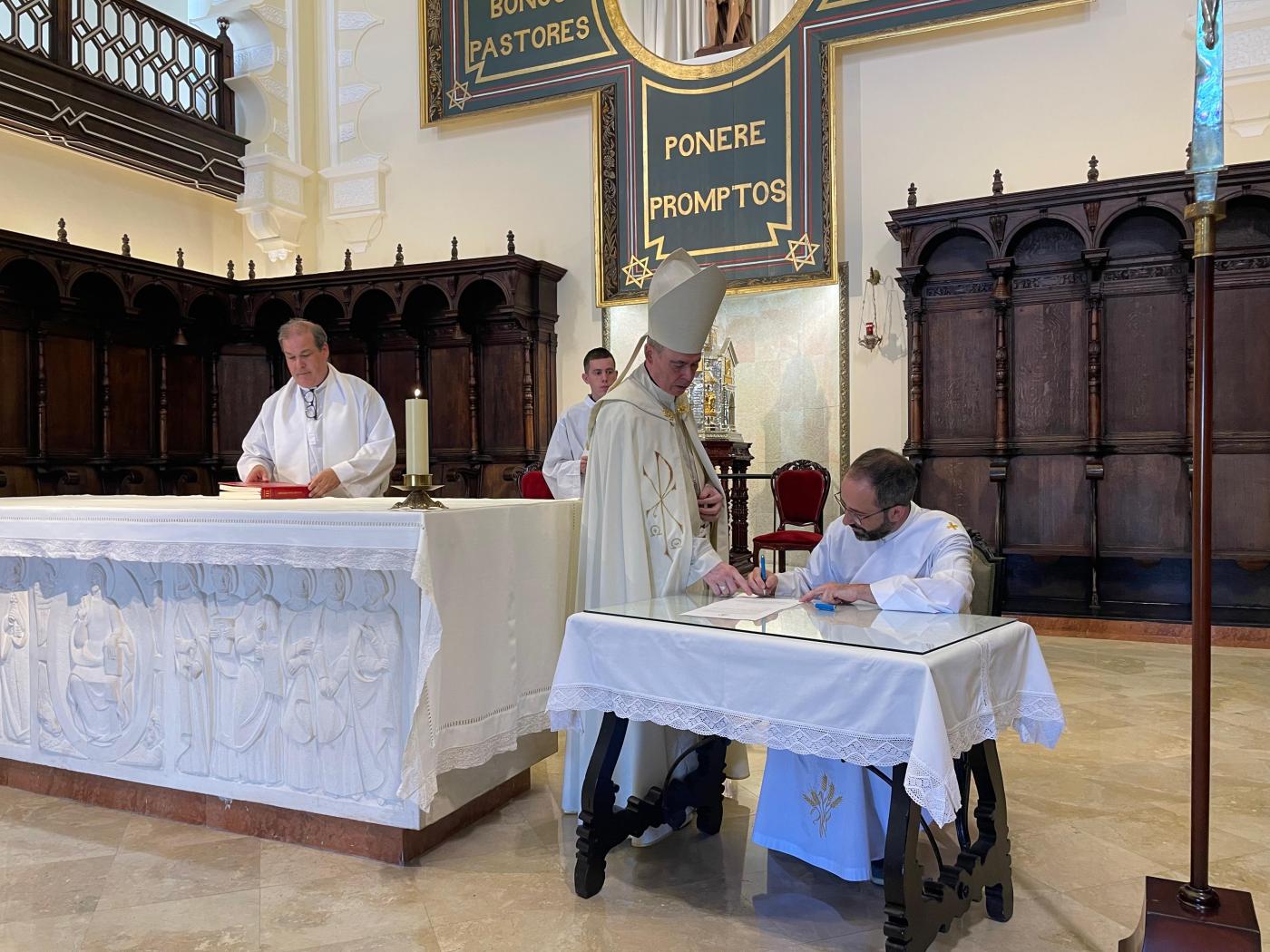 Los seminaristas Antonio del Río y José Ignacio Postigo profesaron la fe y firmaron las promesas en el encuentro para el clero