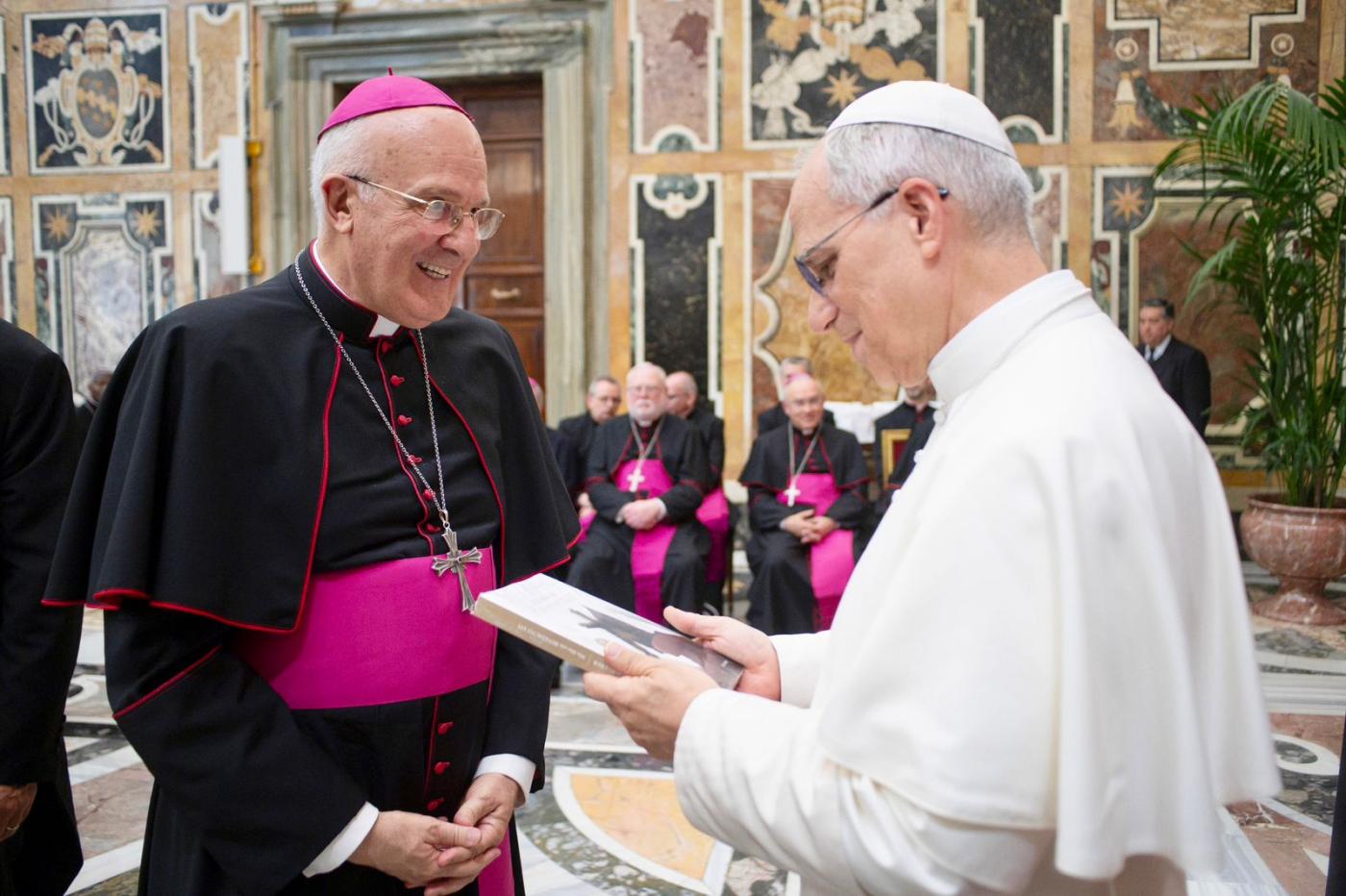 Mons. Xuereb presenta el libro al papa León XIV