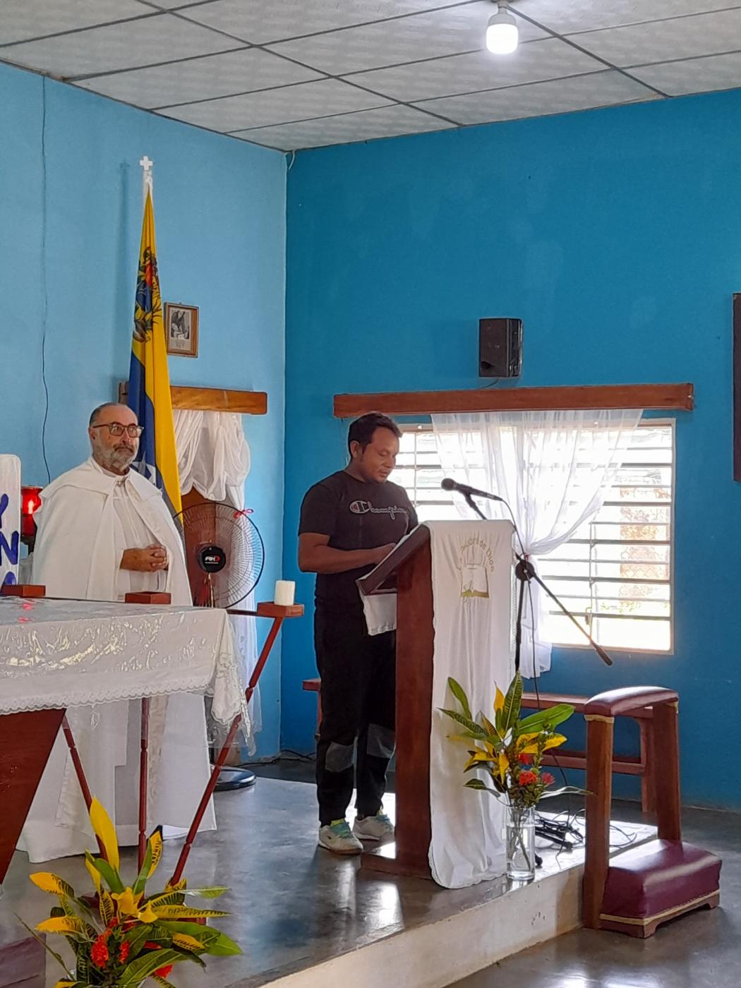 El sacerdote malagueño Juan Manuel Barreiro en la parroquia de Ntra. Sra. del Valle en Morichalito (Venezuela)