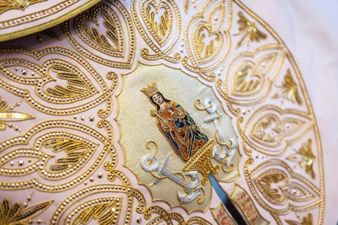 La Virgen de la Victoria, cada año bordada en un capote de paseo