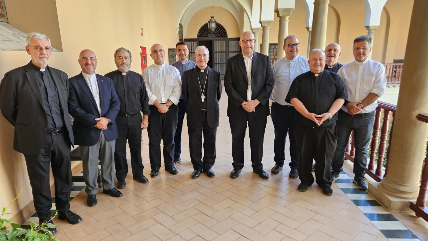 Mons. Satué con Mons. Catalá, el Consejo Episcopal y el Colegio de Consultores