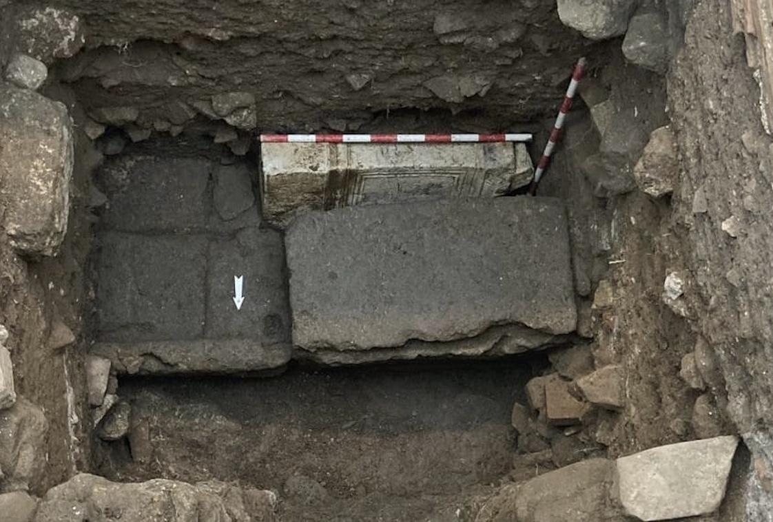 Aparece un ara romana del siglo III en las excavaciones de la iglesia del Sagrario