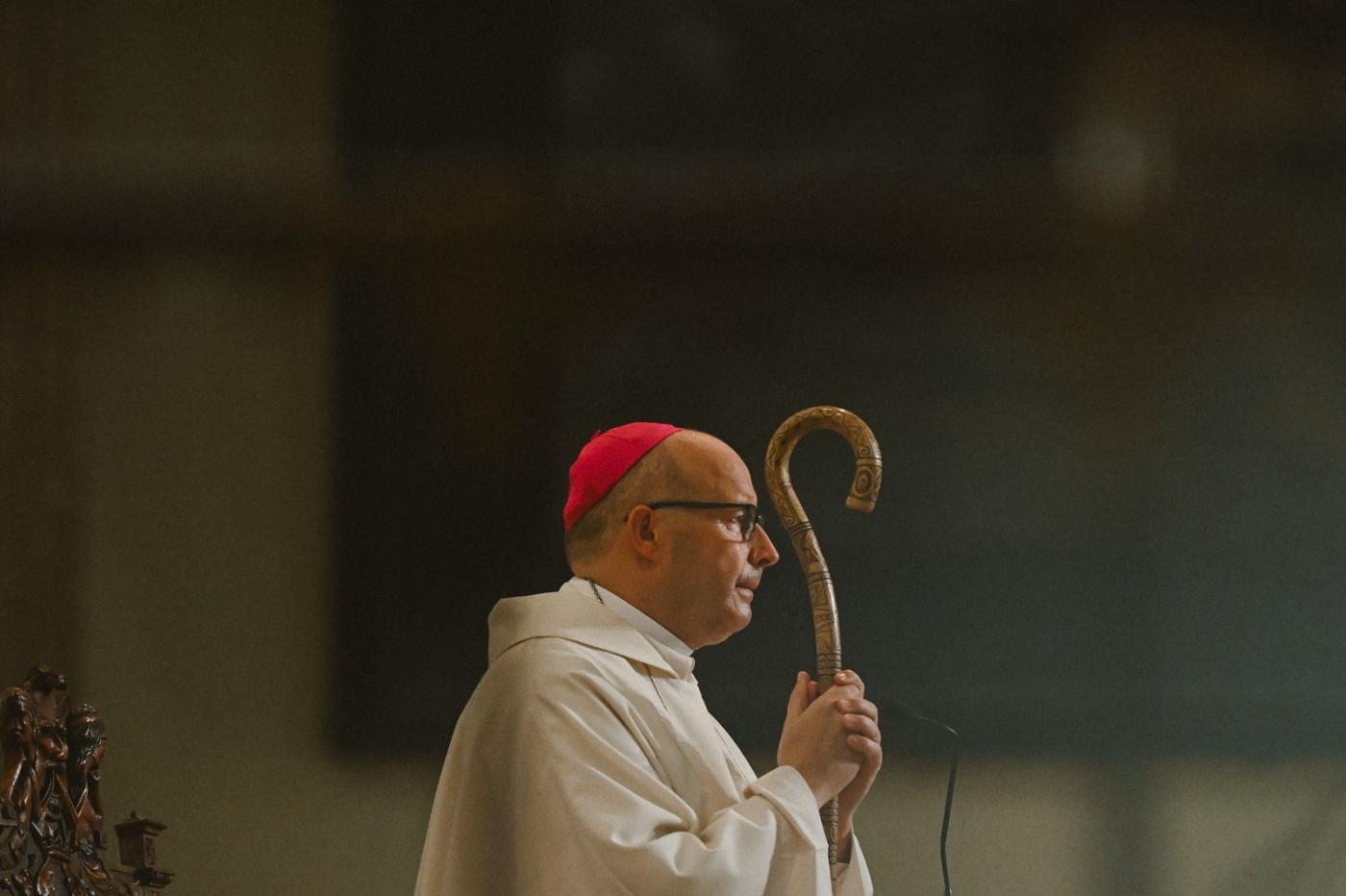 Mons. Satué, con el báculo, en su Misa de inicio del episcopado en Málaga