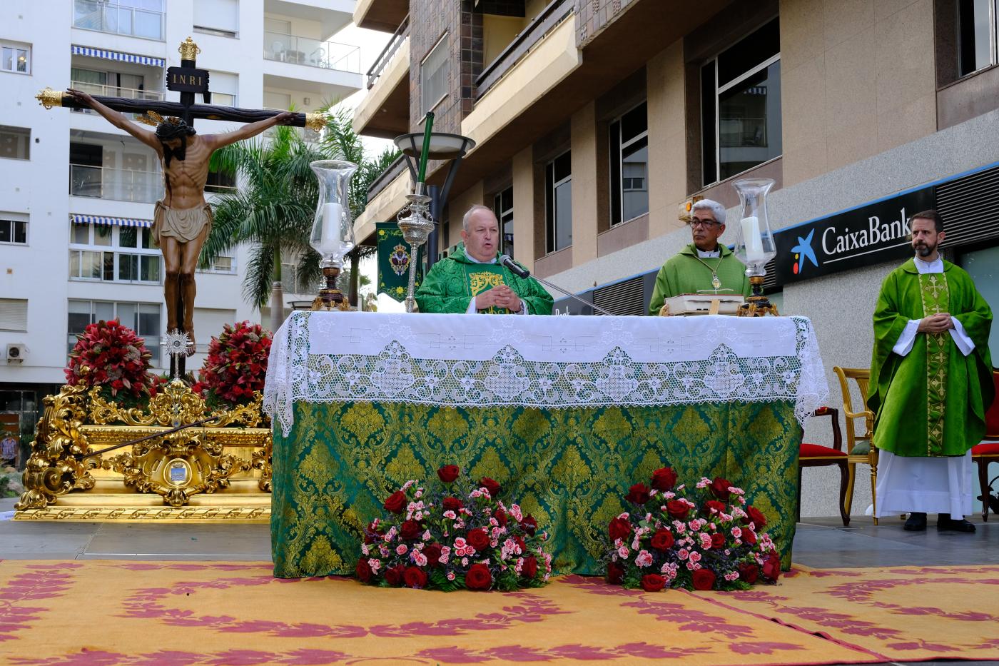 Estepona acogió a más de 500 hermanos de la Veracruz de España
