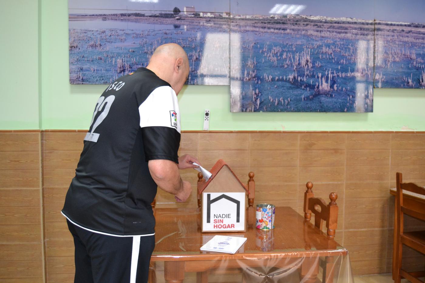 Una persona acogida en el Hogar Pozo Dulce realiza el gesto de la Campaña "Sin hogar pero con sueños" de Cáritas