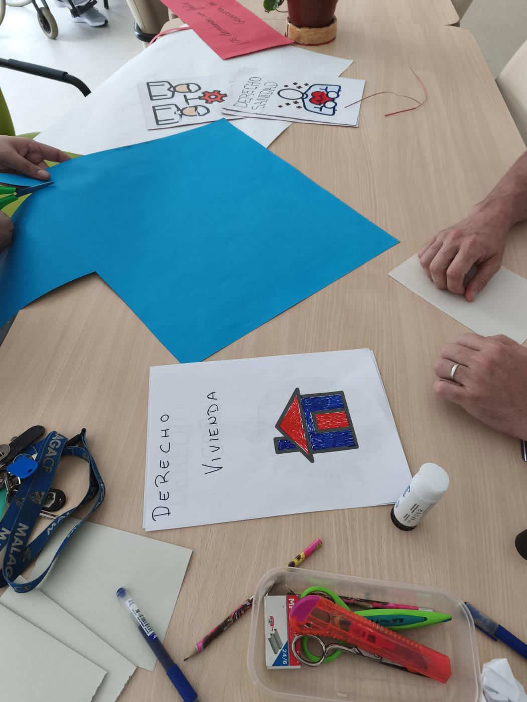 Acogidos en el Hogar Pozo Dulce realizan manualidades en torno al gesto de la Campaña "Sin hogar pero con sueños" de Cáritas Diocesana