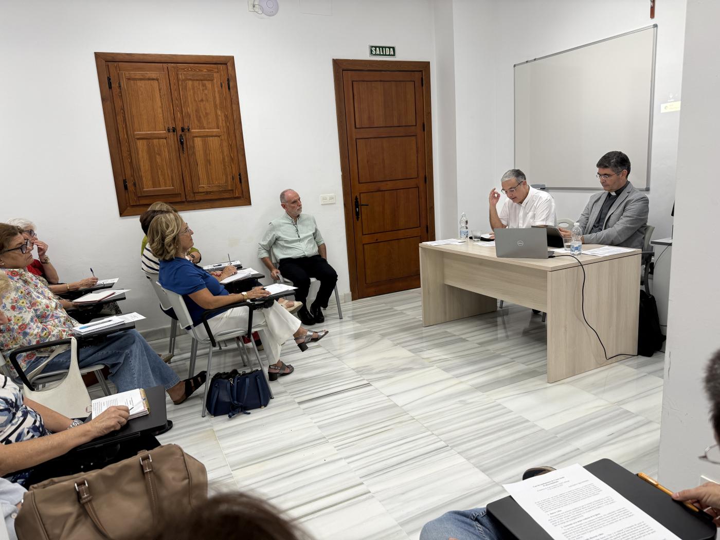 Presentación de José Emilio Cabra a cargo del sacerdote y profesor Salvador Gil