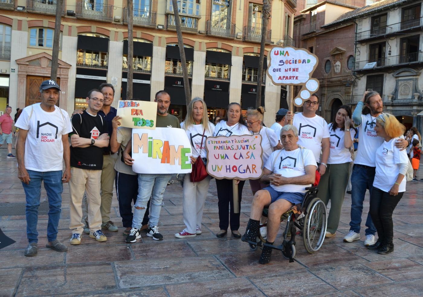 La campaña del Día de las Personas sin Hogar llena de esperanza la Plaza de la Constitución