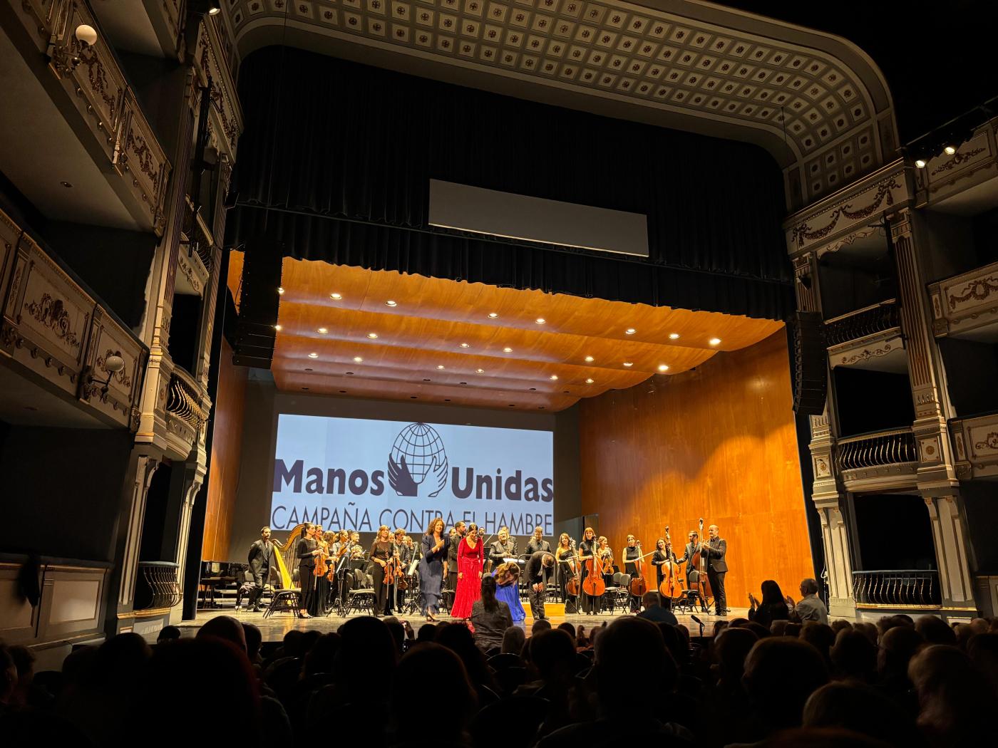 Mons. Satué acudió al Teatro Cervantes para vivir el concierto solidario de Manos Unidas