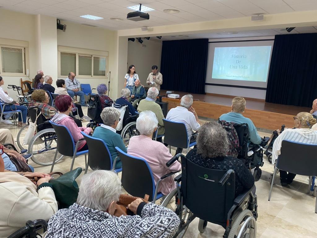 El sacerdote diocesano Manolo Bermúdez recoge su vida en un libro