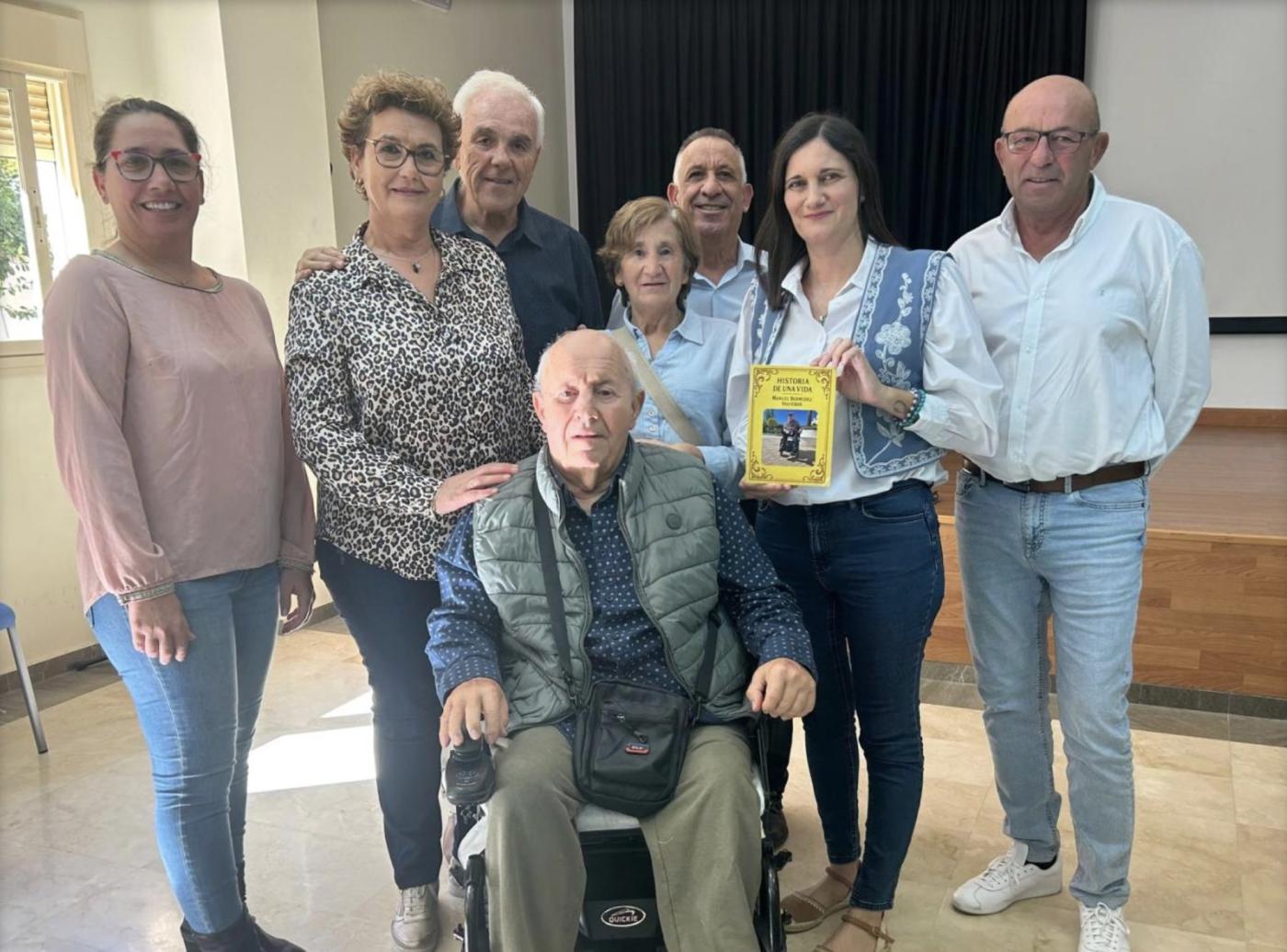El sacerdote diocesano Manolo Bermúdez recoge su vida en un libro