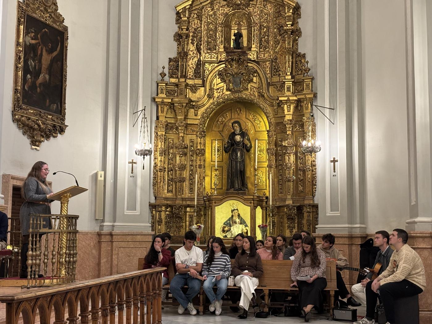 Mons. Satué a los jóvenes: «Alégrate, confía y ofrécete. El sí de María cambió la historia»