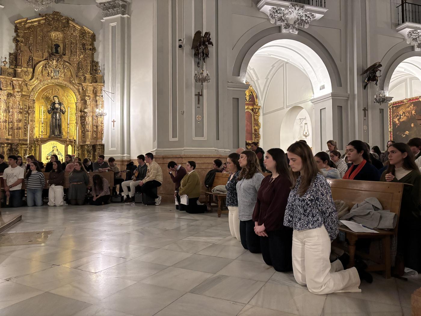 Mons. Satué a los jóvenes: «Alégrate, confía y ofrécete. El sí de María cambió la historia»