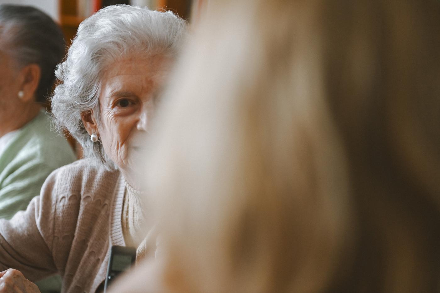 Víctima de trata, enfermo en Cotolengo, mayor en residencia, familia migrada y acogido en Proyecto Hombre, protagonistas en El Espejo