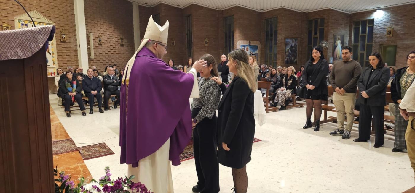 Confirmaciones y visita episcopal a la comunidad dehoniana en San Antonio de Padua