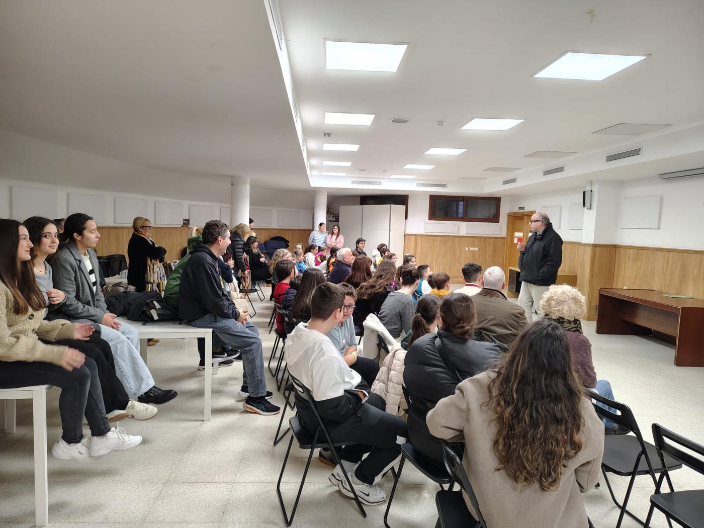 Mons. Satué visita a las familias de Estación de Cártama afectadas por las inundaciones