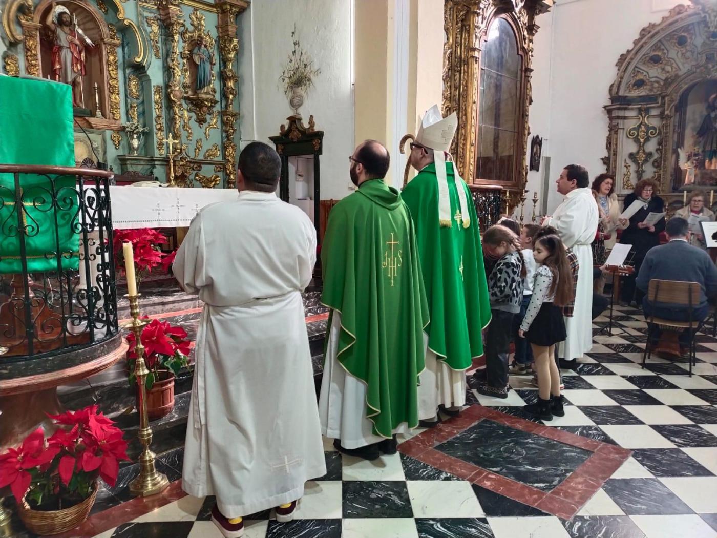 Cuevas Bajas recibe al Obispo y le ofrece su tradicional zanahoria morada
