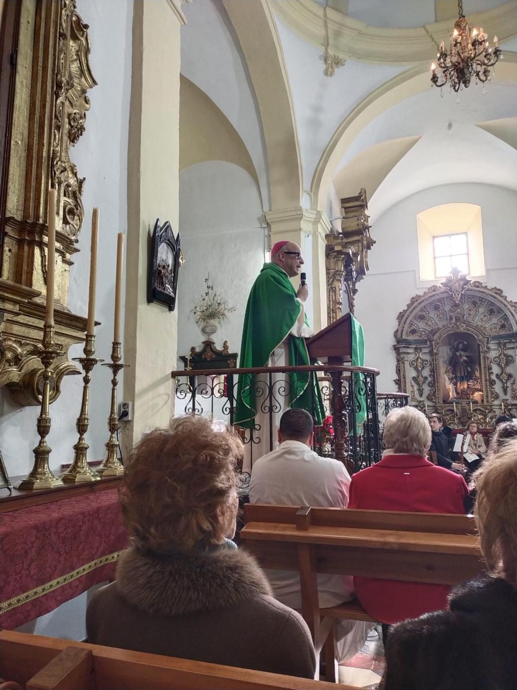 Cuevas Bajas recibe al Obispo y le ofrece su tradicional zanahoria morada