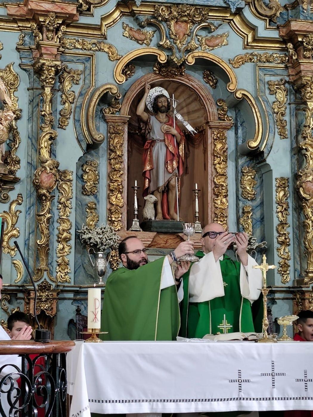 Cuevas Bajas recibe al Obispo y le ofrece su tradicional zanahoria morada