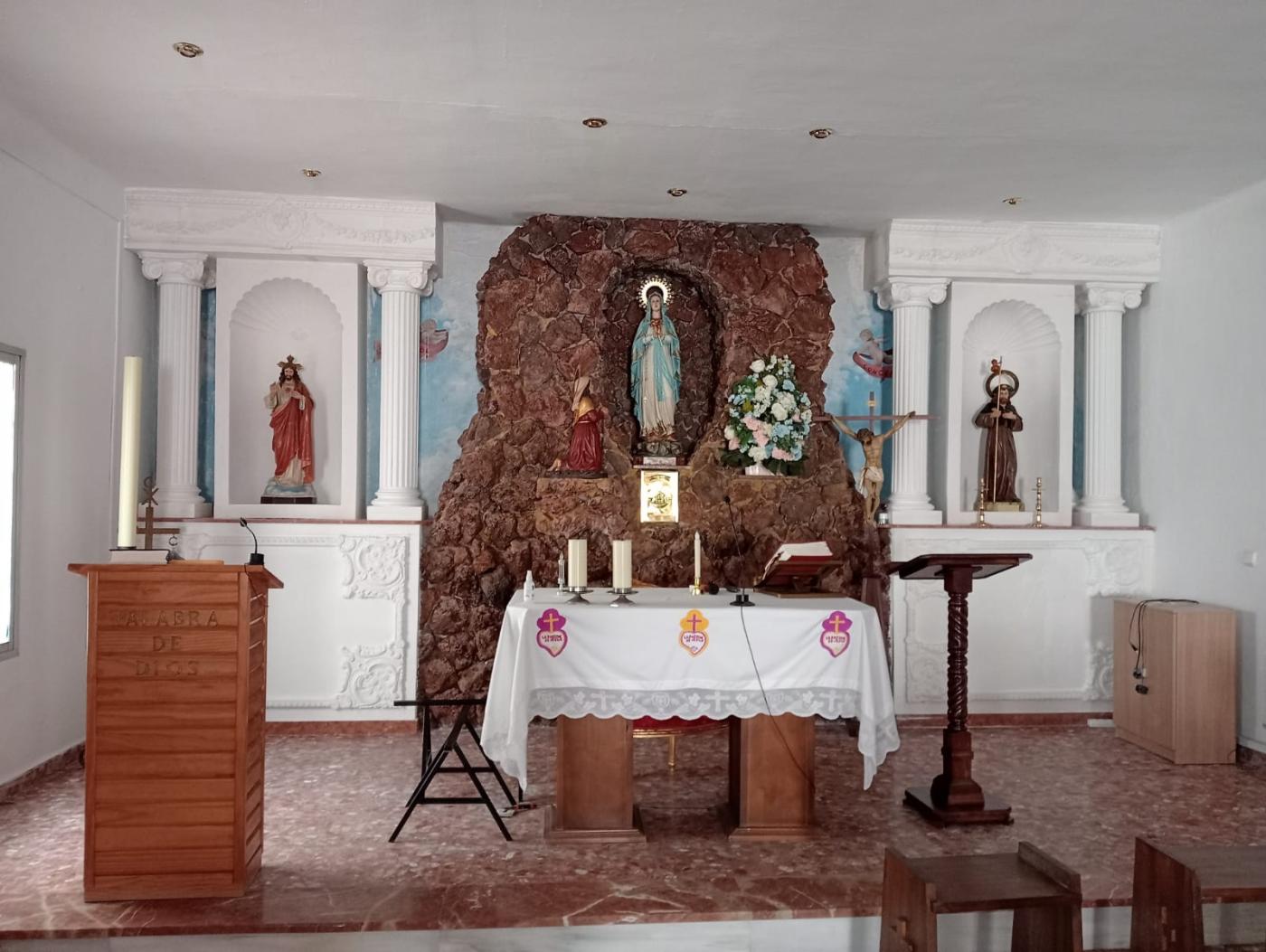 Capilla de Ntra. Sra. de Lourdes en El Valdés tras los trabajos de pintura que ha realizado el Obispado de Málaga