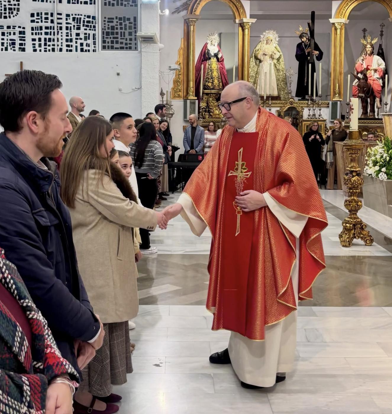 Casi cien adultos de las parroquias de Fuengirola-Torremolinos reciben el sacramento de la Confirmación