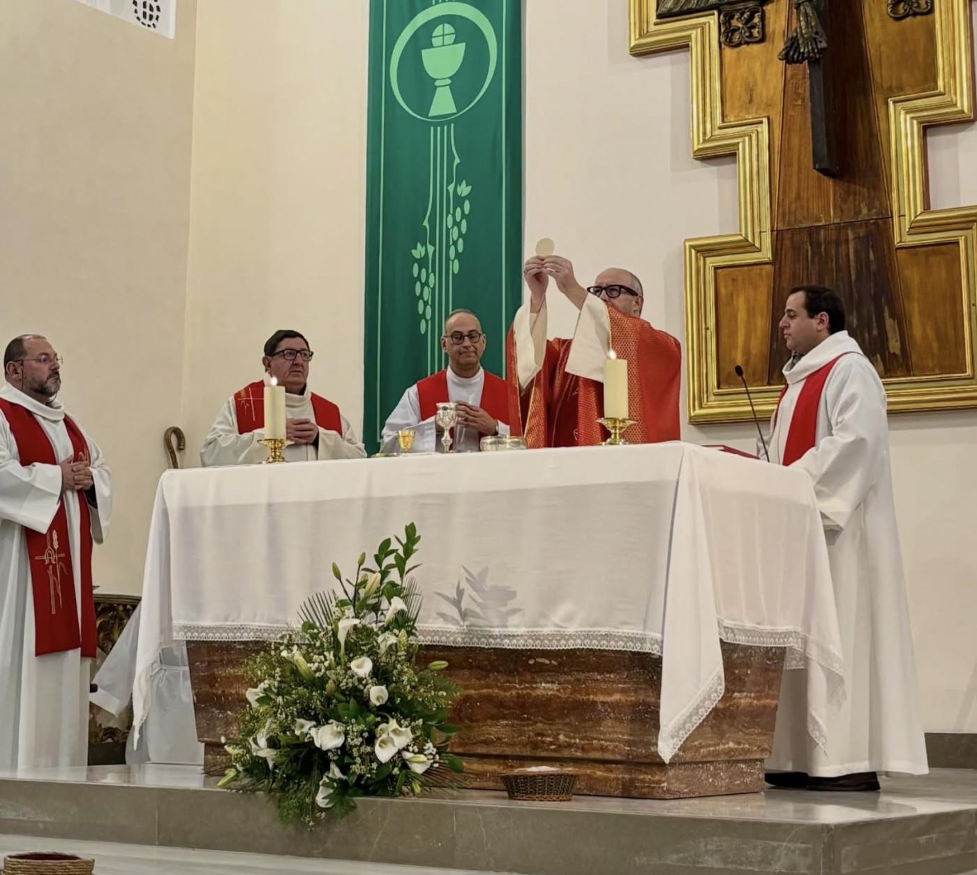 Casi cien adultos de las parroquias de Fuengirola-Torremolinos reciben el sacramento de la Confirmación