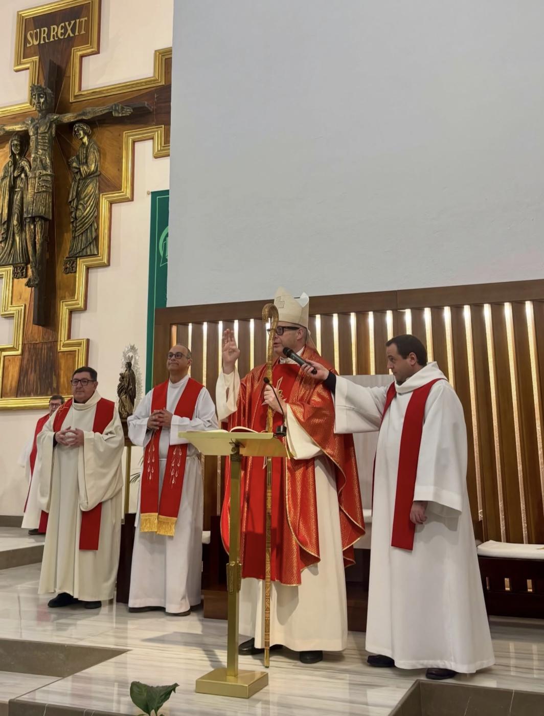 Casi cien adultos de las parroquias de Fuengirola-Torremolinos reciben el sacramento de la Confirmación